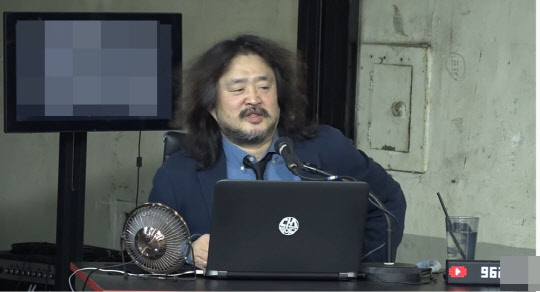 방송인 김어준씨가 25일 유튜브 다스뵈이다를 진행하고 있다. <다스뵈이다 방송 장면 캡처>